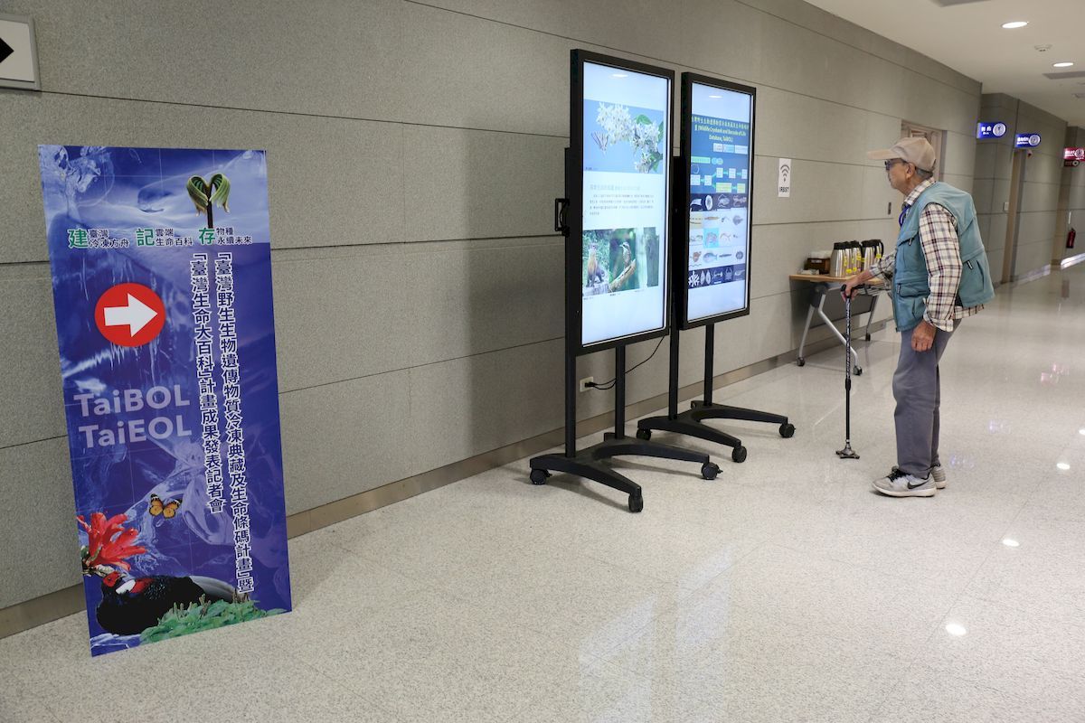 A visitor perusing the LED bulletin of the TaiEOL project.