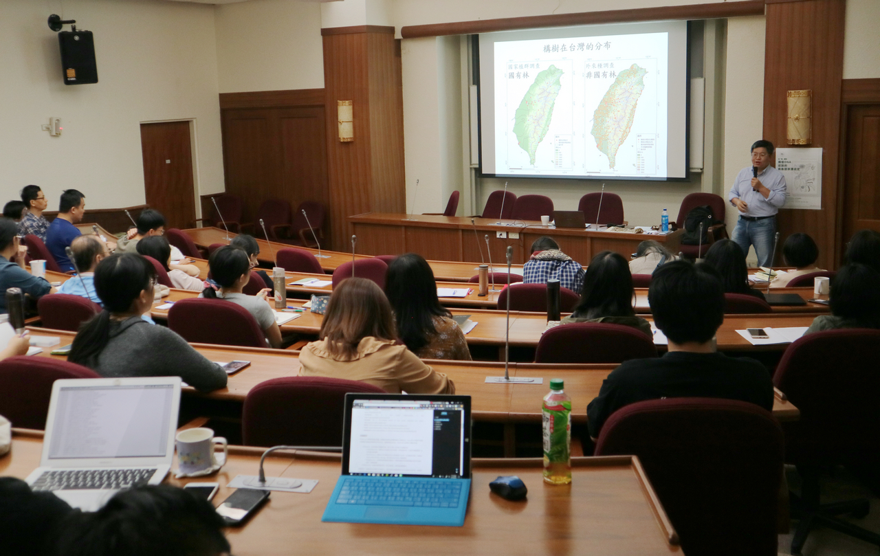 Chung demonstrating the distribution of the Pacific paper mulberry in Taiwan.