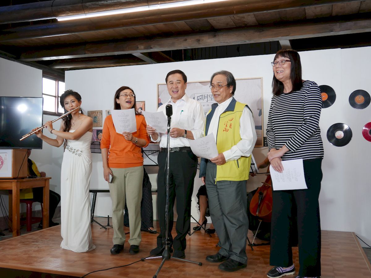 Deng Tai-chiao, Chen Chin-jun, and guests singing 