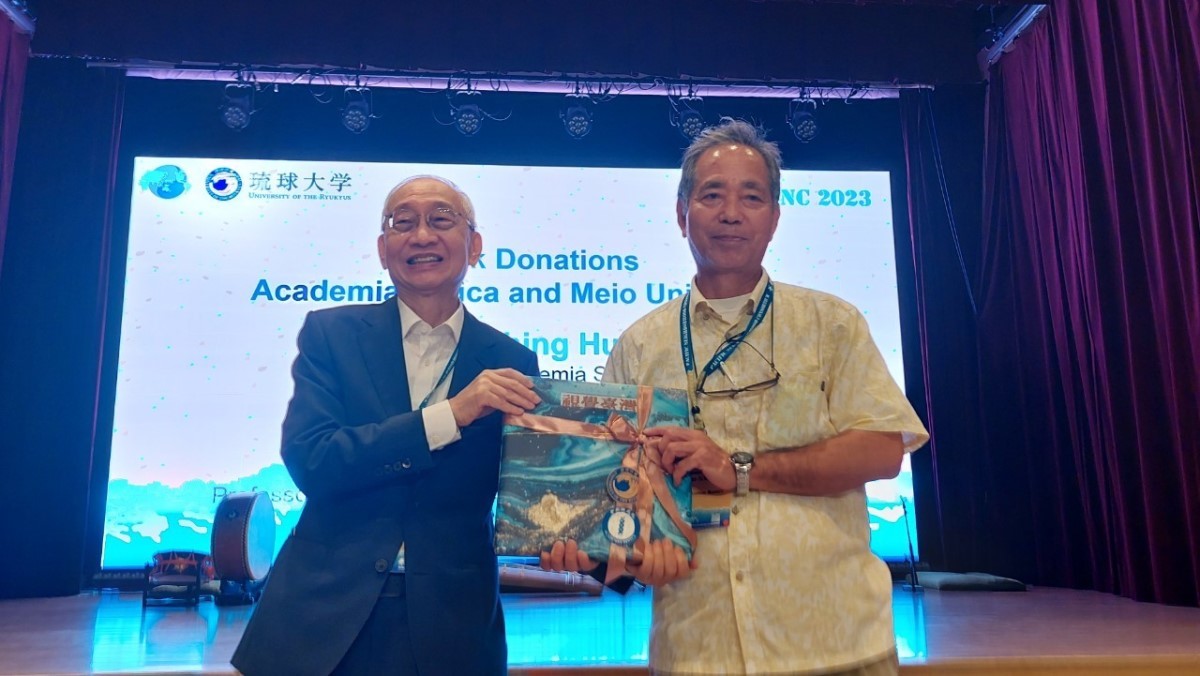 At the closing ceremony, Chin-shing Huang, the representative from Academia Sinica, presented all the exhibited books to the representatives from the University of the Ryukyus and Meio University, Mamoru Akamine (Photo credit: Academia Sinica).