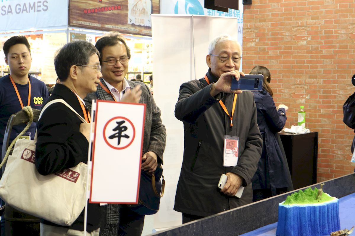 Vice President Huang having a go at the AR board game <em>Dutchman in Formosa</em>.