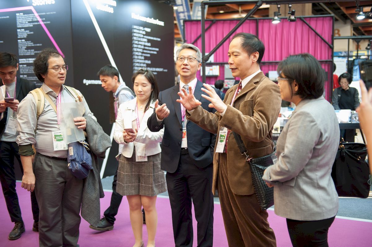 Chen Hsi-yuan, Deputy Director of ASCDC, and Chen Shu-jiun, Executive Secretary of ASCDC, explicate the ideas behind the curation of <em>Roaming in Fantasy</em> to James C. Liao, President of the Academia Sinica.