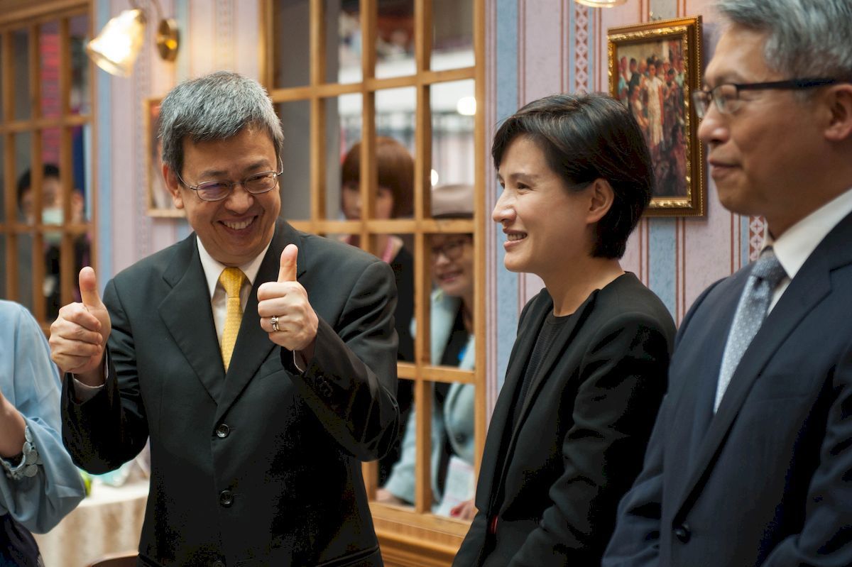 Vice President Chen giving the thumbs up to the exhibit.