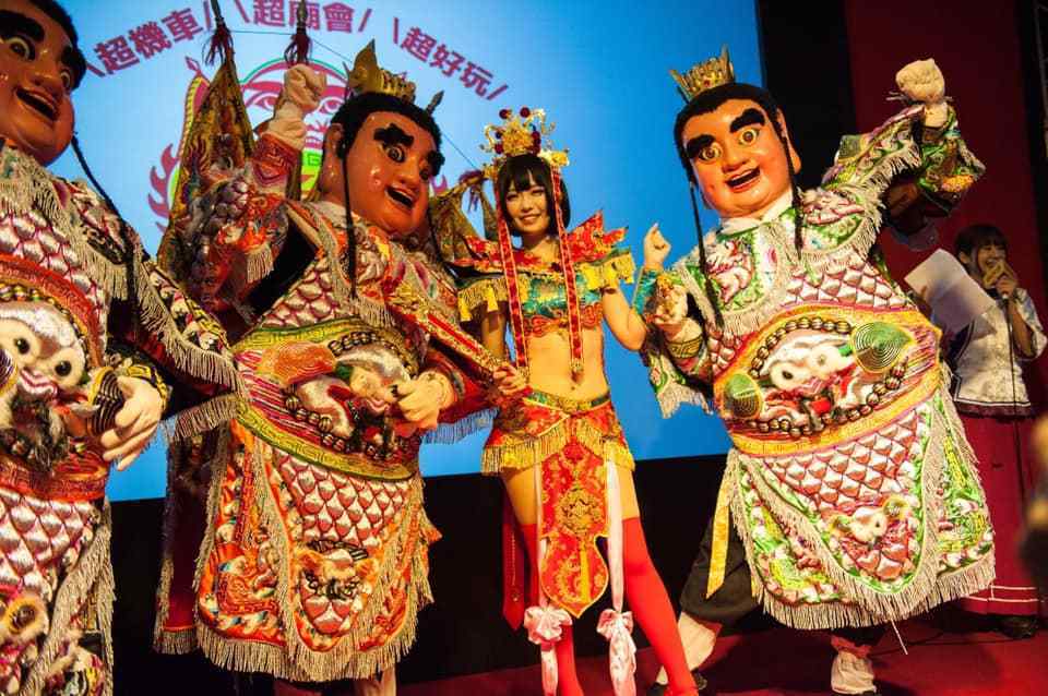 「九天民俗技藝團」與臺灣人氣角色扮演玩家Ely合作，呈現最具臺灣特色的「官將首」與「電音三太子」演出。