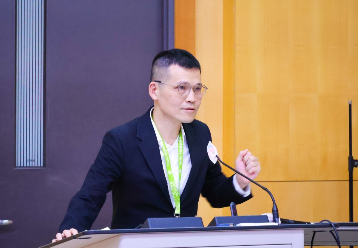 Tzong-Han Tsai, Research Fellow at the Research Center for Humanities and Social Sciences, Academia Sinica, introduced the development process of TAIDE, the first large language model (LLM) for Traditional Chinese developed in Taiwan.