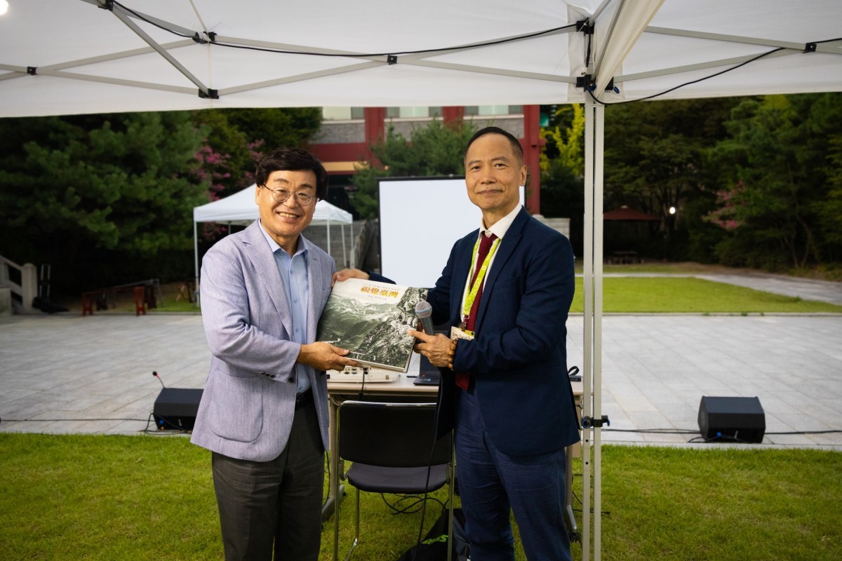 Hsi-Yuan Chen (right), CEO of the PNC and Director of the Academia Sinica Center for Digital Cultures (ASCDC), presented a complete collection of conference books on behalf of Academia Sinica to In-Jin Yoon (left), Director of the Korea University Library.