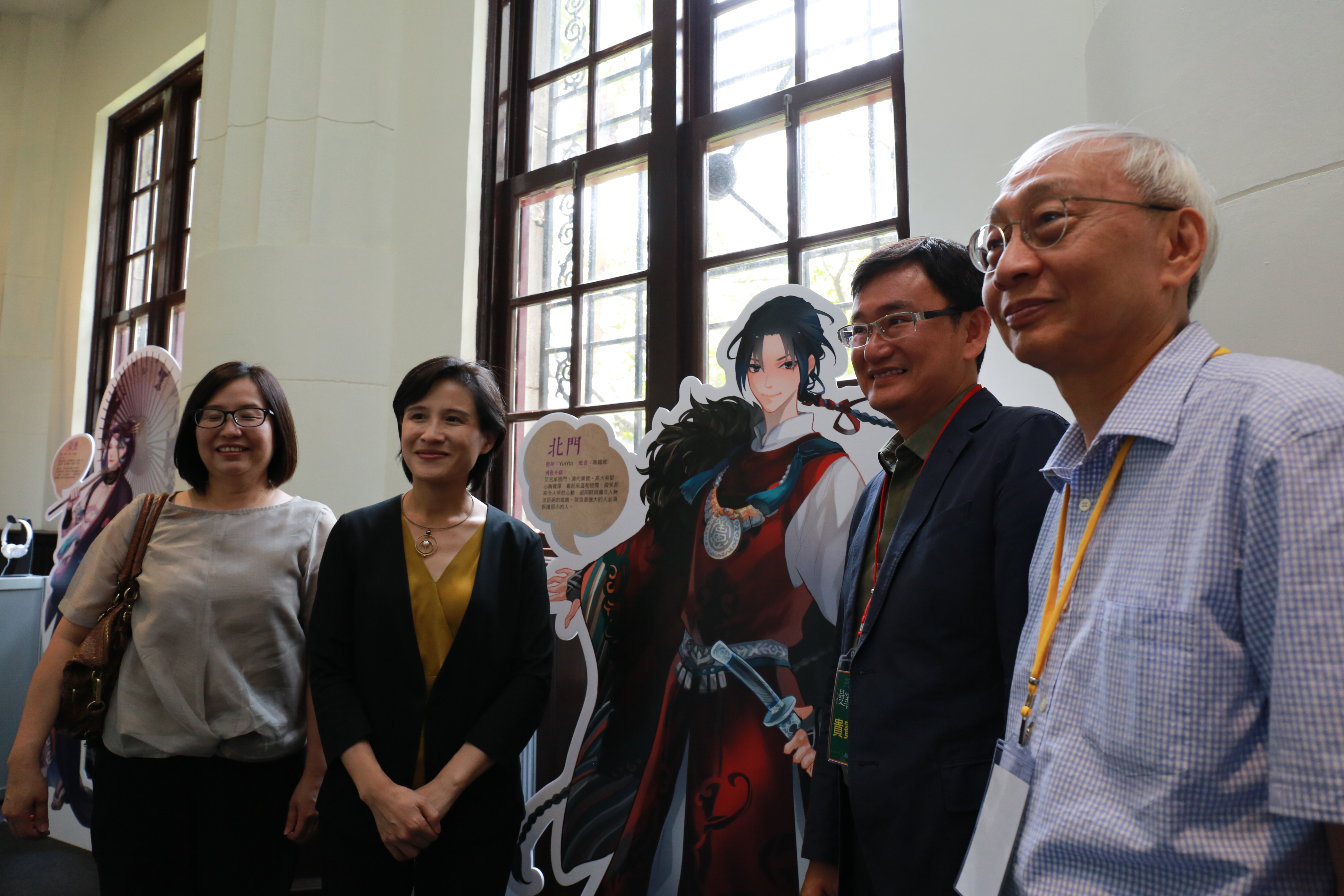 中研院副院長黃進興、文化部長鄭麗君、立法委員黃國書及李麗芬參觀「覔臺北」展區。