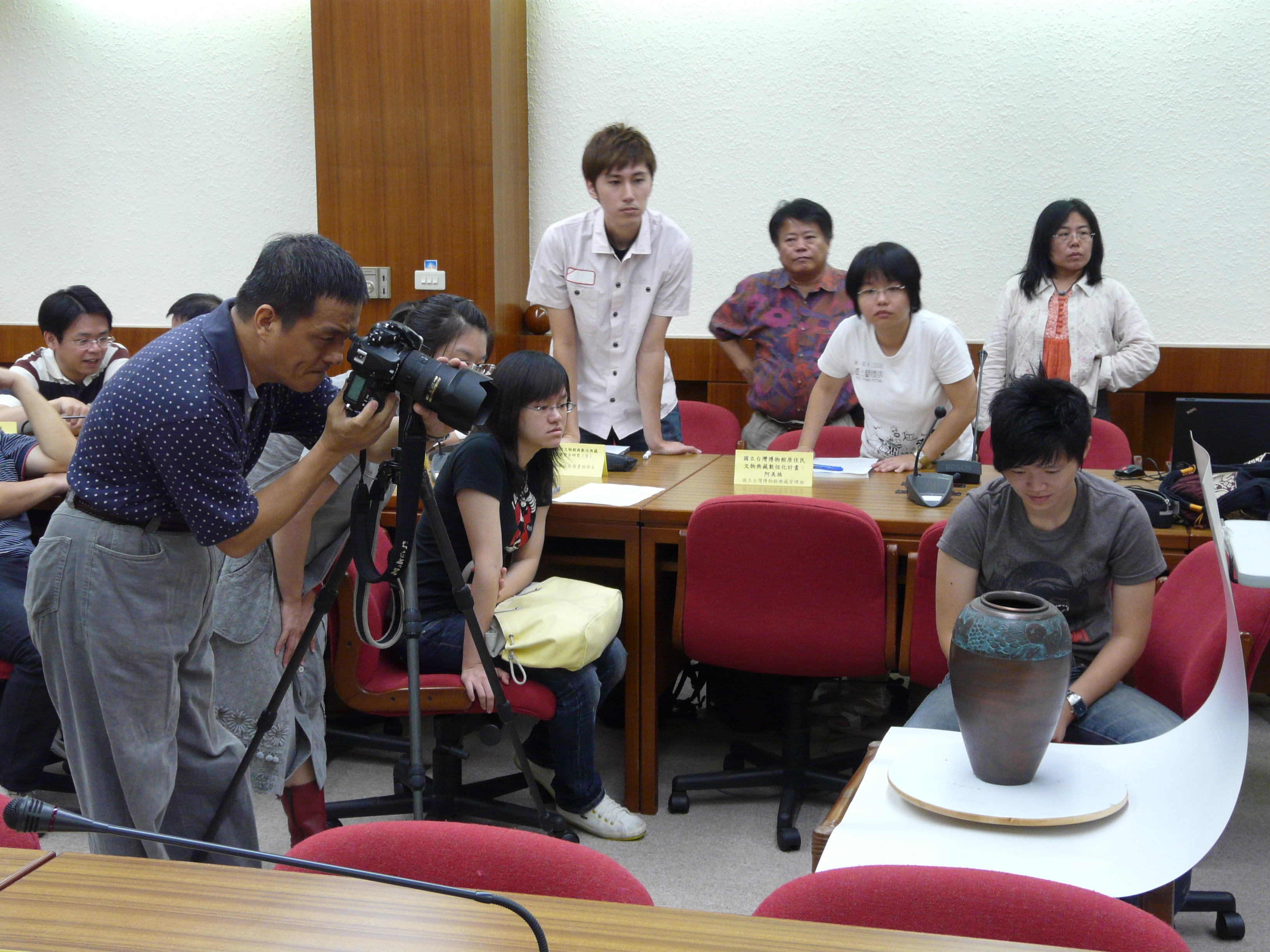 2009年7月的生活與文化主題會議上，小組成員示範數位攝影方式。