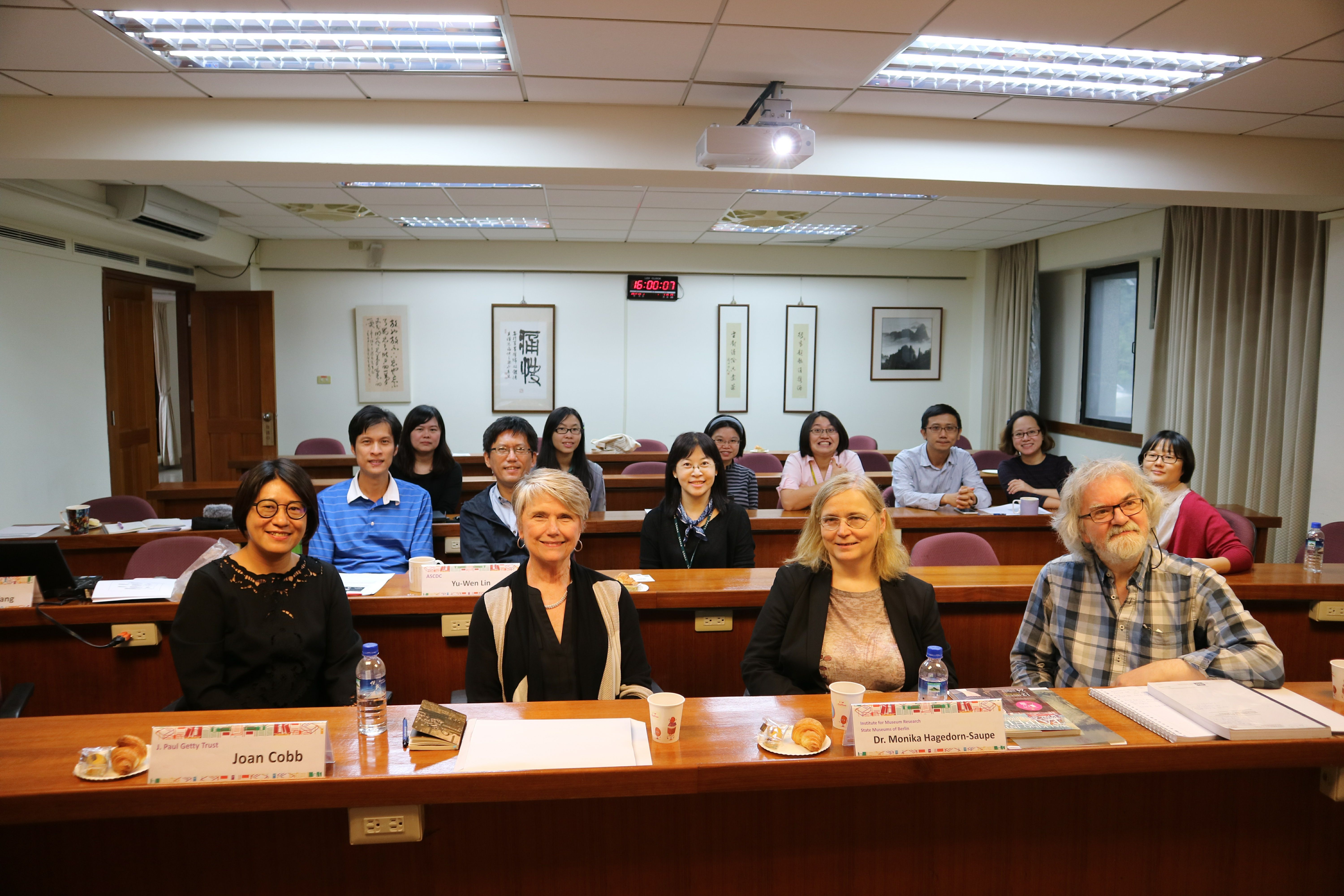 (From the left) Dr Sophy Chen, executive secretary of the Academia Sinica Center for Digital Cultures; Joan Cobb, principal IT project manager at the Getty Research Institute; Prof Monika Hagedorn-Saupe, deputy director at the Institute for Museum Research, State Museum of Berlin and Axel Ermert, senior engineer of the Institute for Museum Research meet with members of the Center&rsquo;s LOD Lab.
