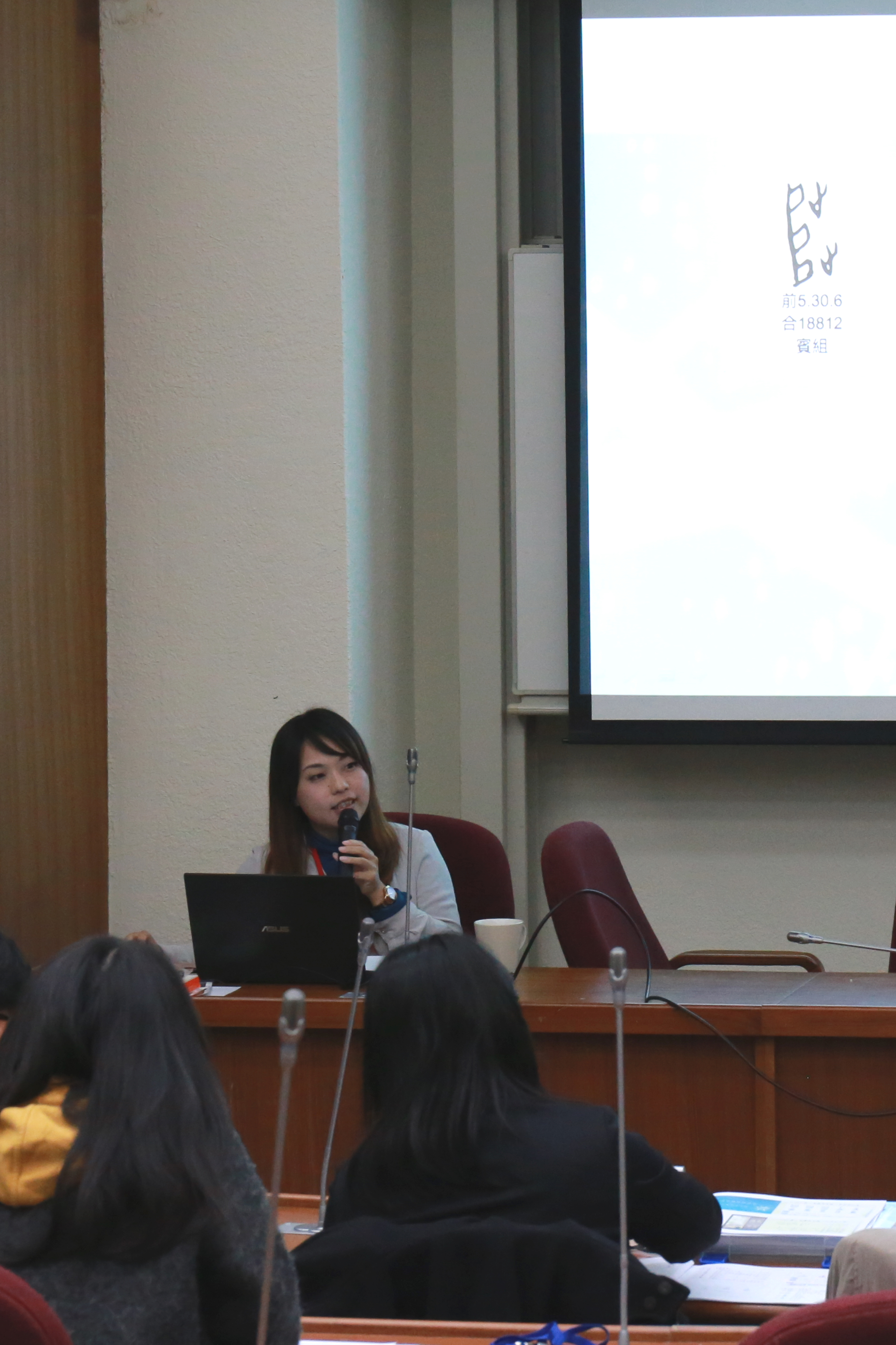 國立虎尾高級中學教師江佩珊分享「以字形結構輔助字義教學之示例」。