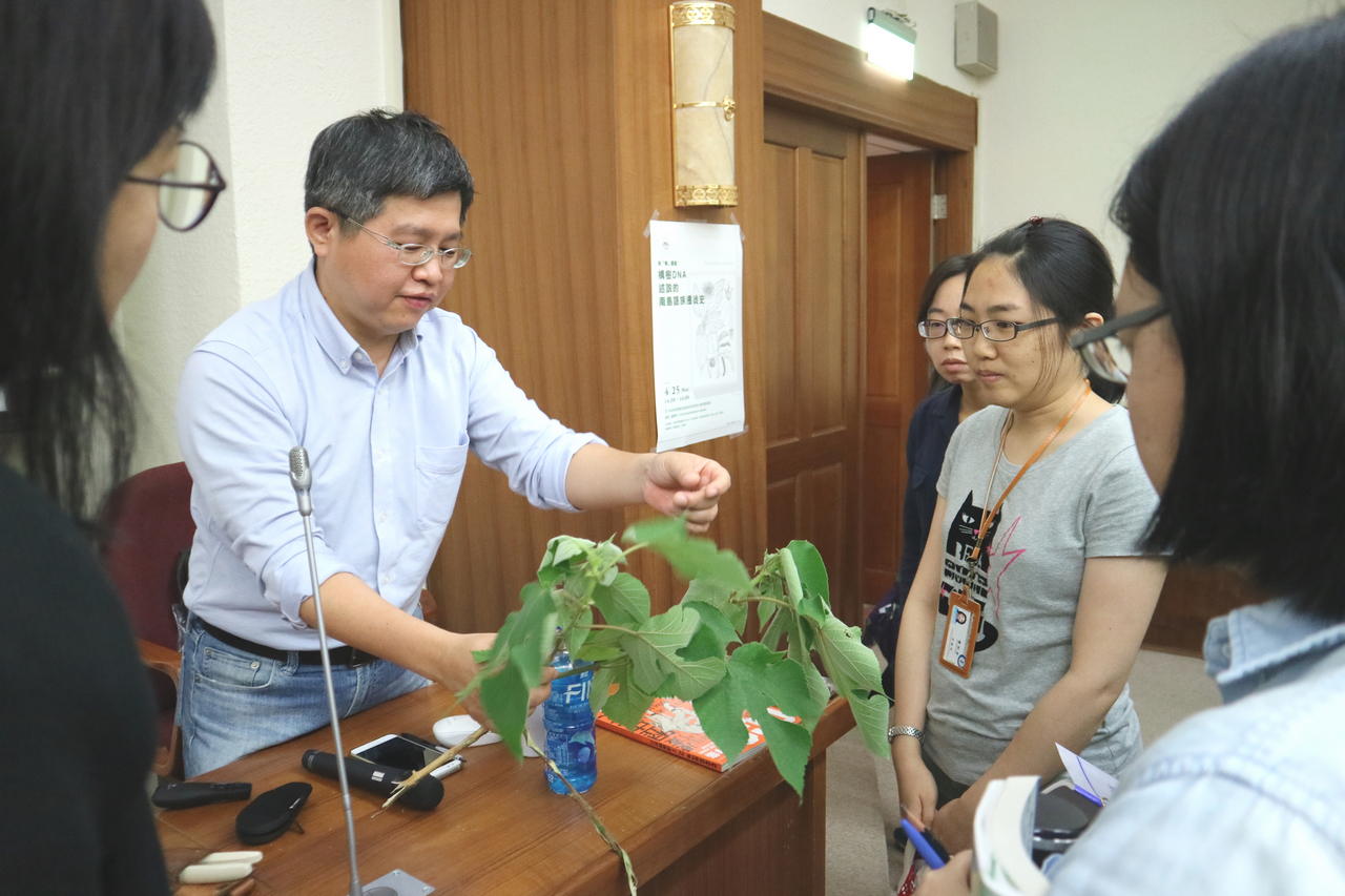 鍾國芳解答現場聽眾對構樹的疑問。