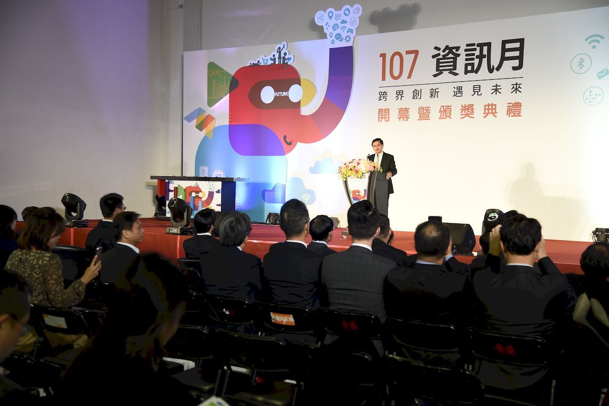臺北市電腦公會理事長童子賢致詞。