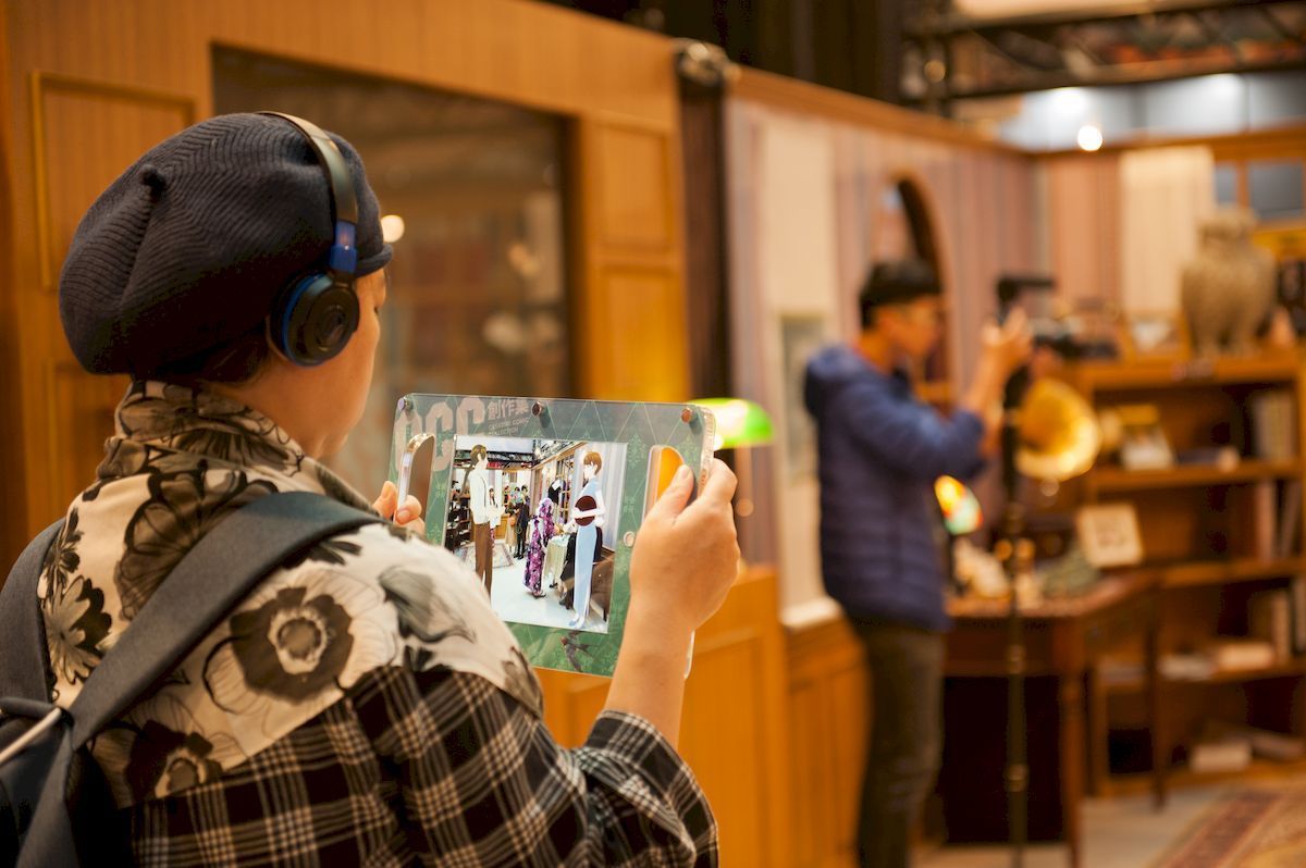 民眾化身客人，透過Apple ARKit 2技術，於「百畫堂特別分店」一睹漫畫高人氣經典角色上演的日治時期喫茶店日常。