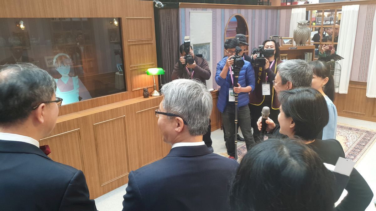 副總統陳建仁與漫畫虛擬角色明湖相談甚歡。（照片提供／羅際明）