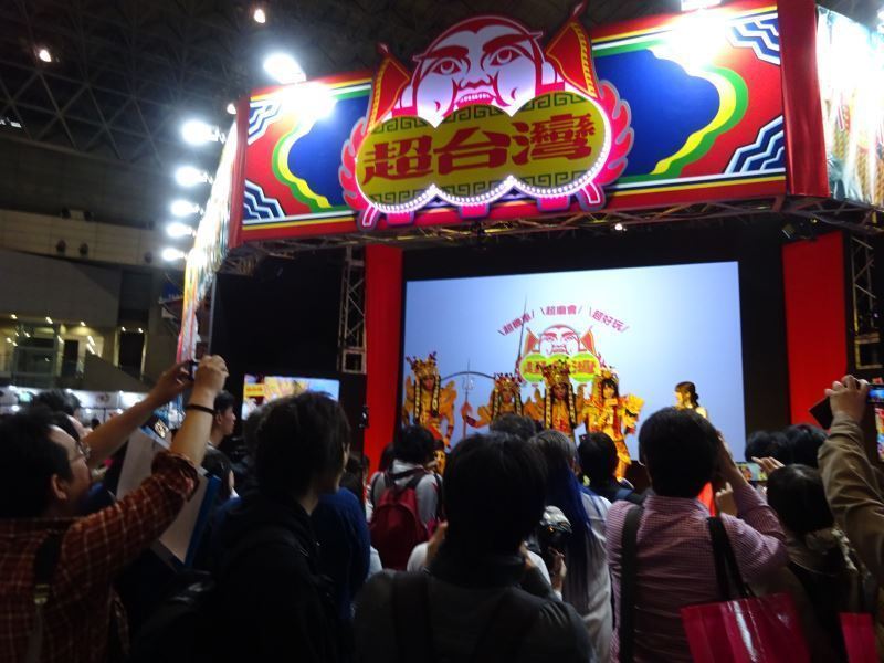 觀眾聚集於「超臺灣」的主舞台前。本館2天展出全時段在「NICONICO」進行網路直播，觀賞人數逾4萬人次。