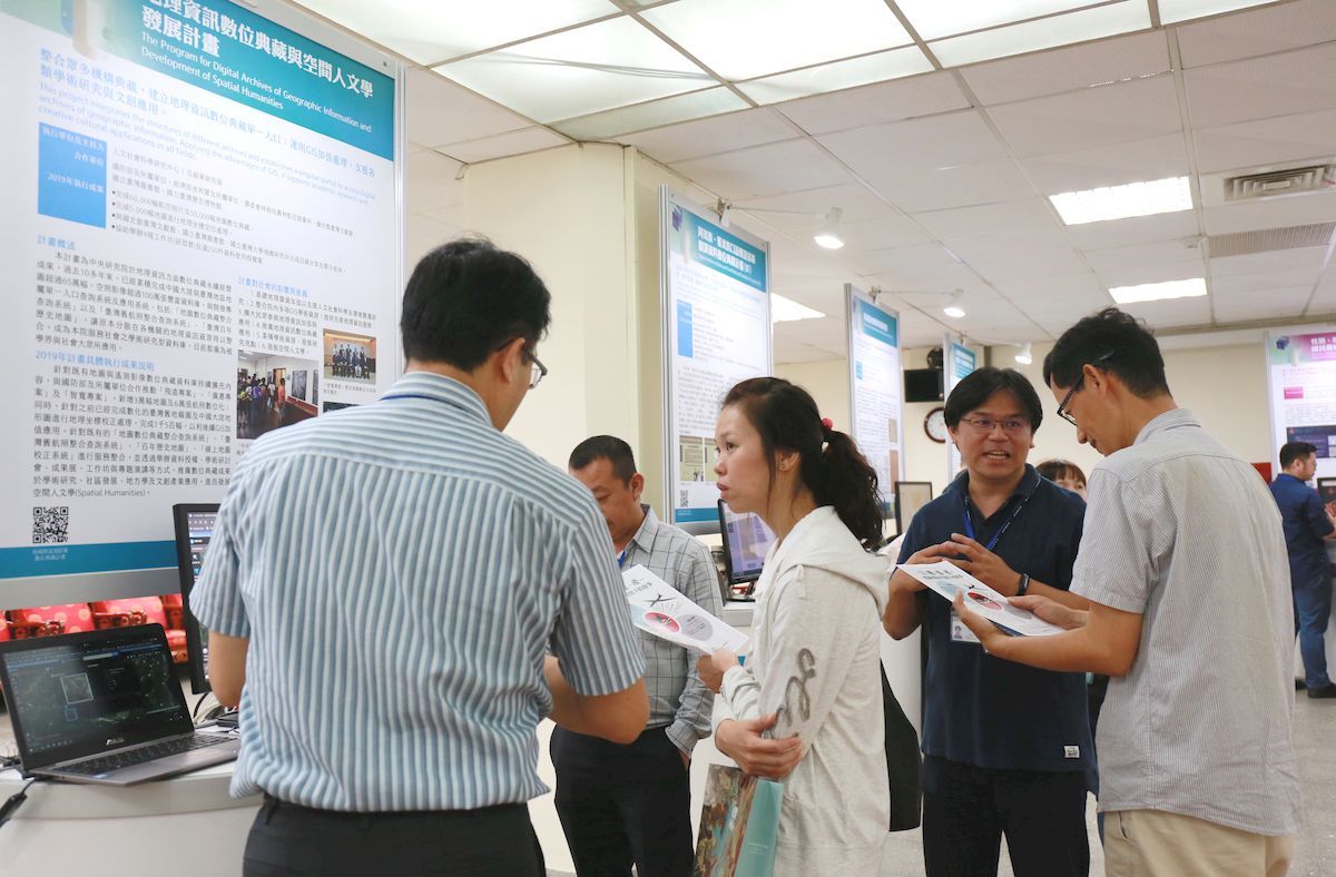 「地理資訊數位典藏與空間人文學發展計畫」研究助理向民眾說明，如何促進數位地理圖像的加值應用。
