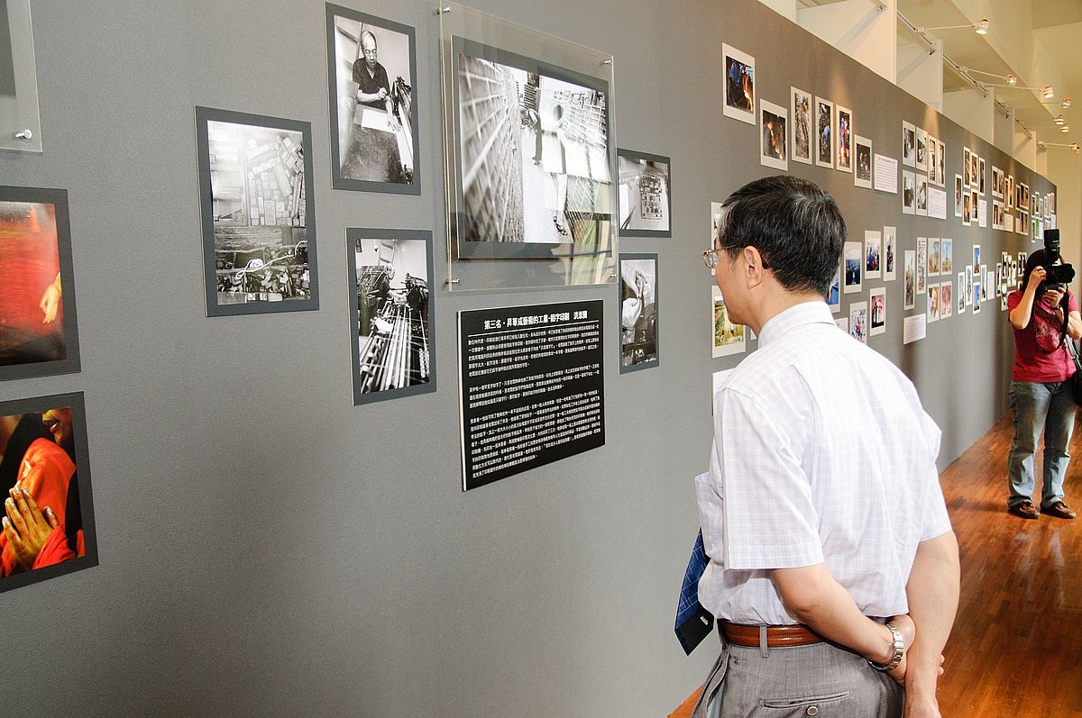 2010年，林富士於「明日的記憶——98年度數位內容公開徵選計畫成果展暨百業留影第五屆數位島嶼攝影比賽作品展」中，端詳獲獎作品。