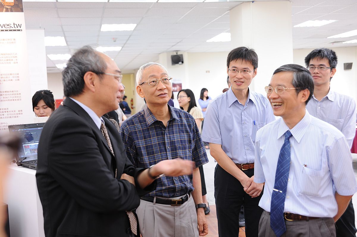 林富士於2012年「台灣人文的普世視野—台灣的漢學研究及其數位典藏」特展中，與時任中研院副院長王汎森（左起）、史語所所長黃進興、助研究員廖宜方等相談甚歡。