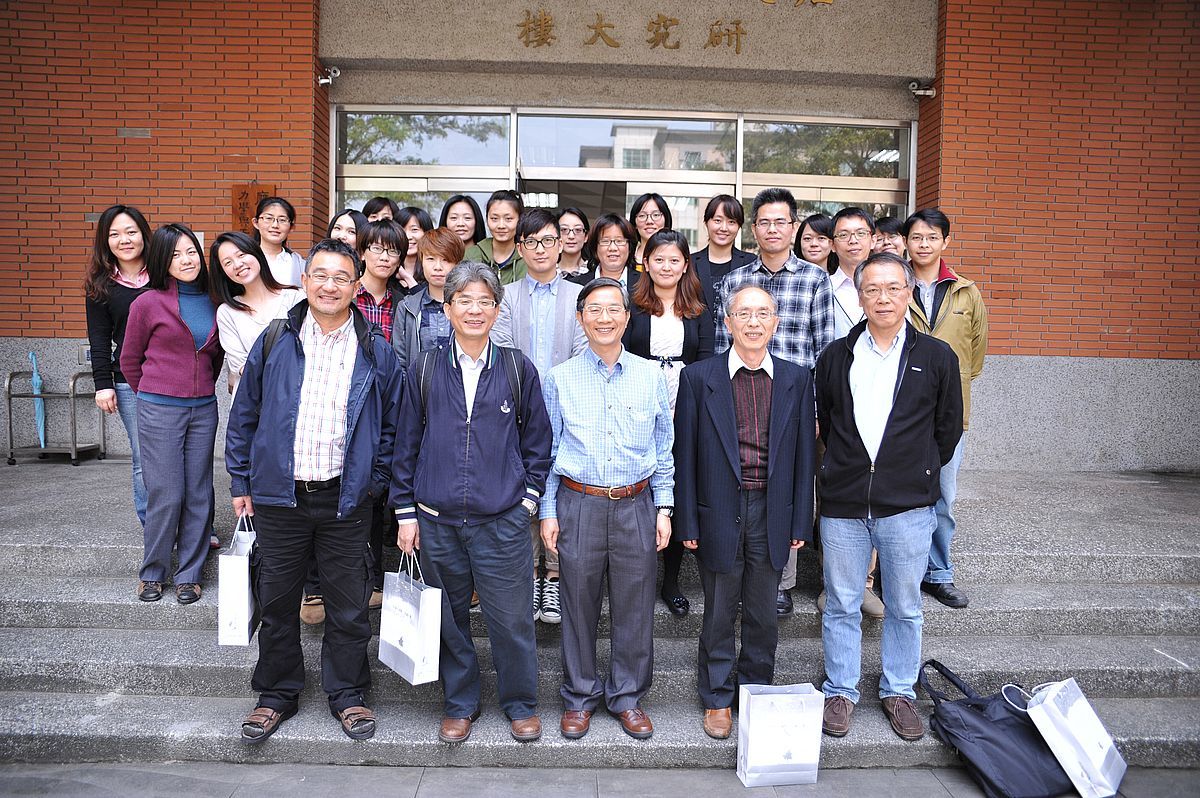 2013年，「數位典藏與數位學習國家型科技計畫」項下「拓展臺灣數位典藏分項計畫」與數位內容發展委員及計畫助理合影。前排右起為時任臺大數位人文研究中心主任項潔、中研院史語所兼任研究員黃寬重、故宮博物院教育展示資訊處處長林國平、國立自然科學博物館副研究員楊宗愈。