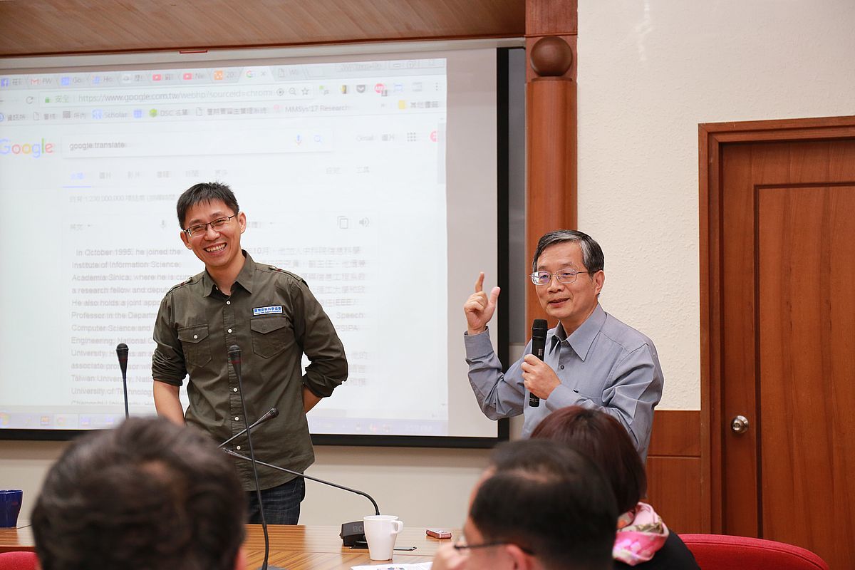 林富士主持「資料科學往前看－從大數據到人工智慧」專題演講，主講人為時任中研院資訊所研究員陳昇瑋。