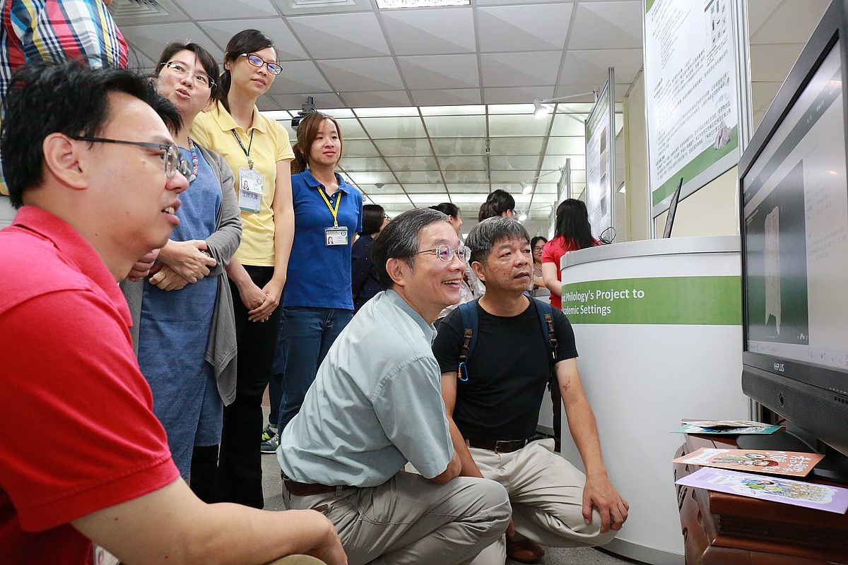 林富士於「數位典藏與數位人文學研究計畫106年度成果發表會」中，瀏覽「考古資料數位典藏創新計畫」所打造的「3D考古文物櫥窗」網頁。右為中研院史語所研究員兼文物館主任黃銘崇。