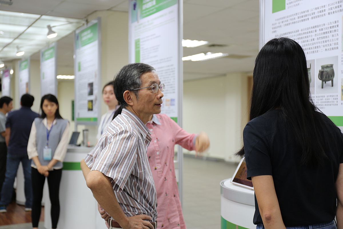 林富士於「108年度數位典藏與數位人文學研究計畫成果發表會暨數位文化工作坊」閱覽各子計畫的執行成果。