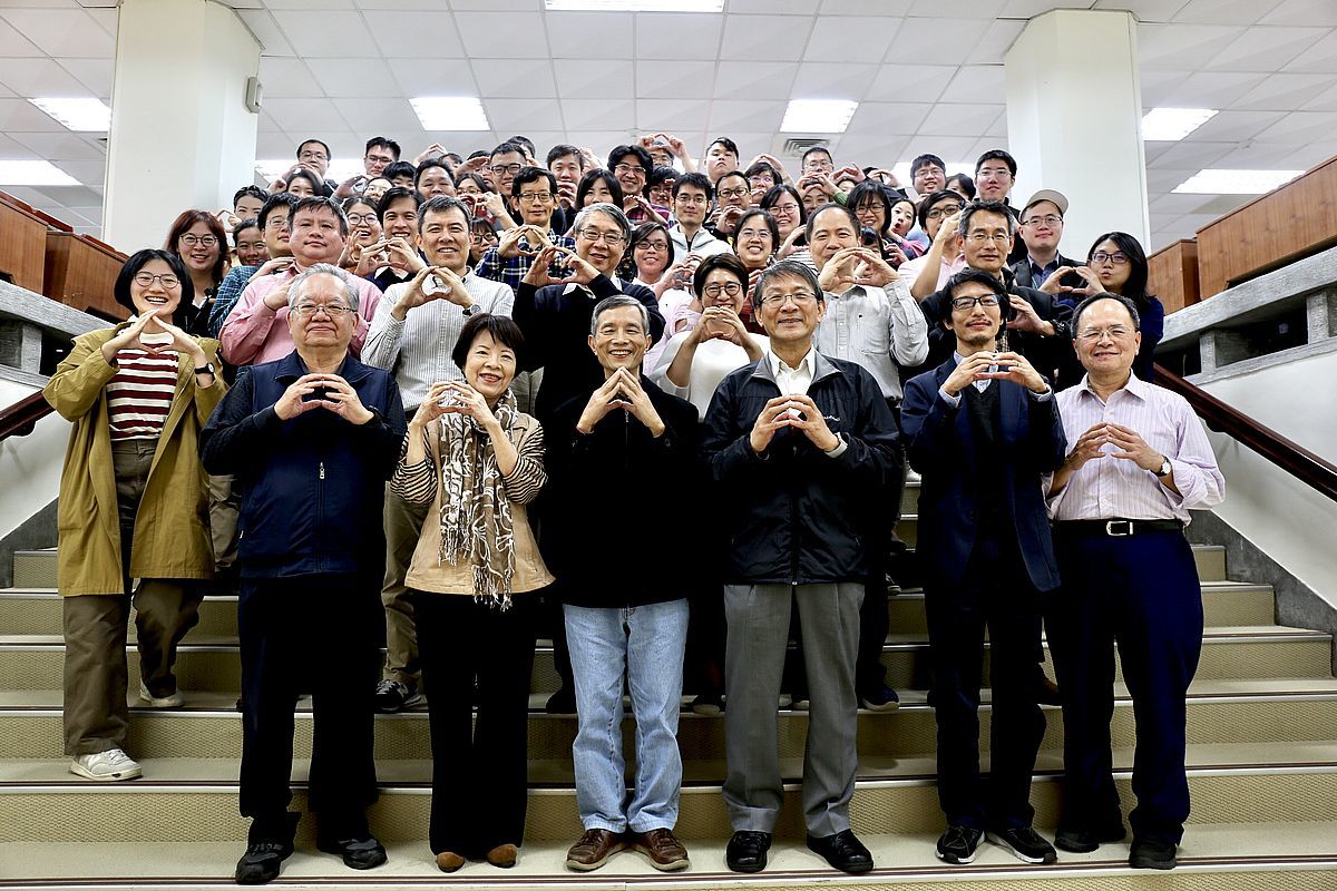 林富士帶領本中心同仁於2019年尾牙聚會合影。前排左起為時任中研院生多中心兼任研究員邵廣昭、中華民國筆會會長黃碧端、院士李德財、史語所研究員兼副所長陳正國、兼任研究員劉錚雲。