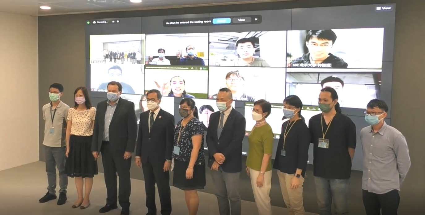 「2022中國古籍文字自動識別挑戰」國際競賽主辦單位於線上頒獎禮與獲獎隊伍合影。右七起為香港中文大學副校長陳金樑、圖書館署理館長巴勵志（John Bahrij），螢幕右三為本中心召集人陳熙遠、技術長王祥安。