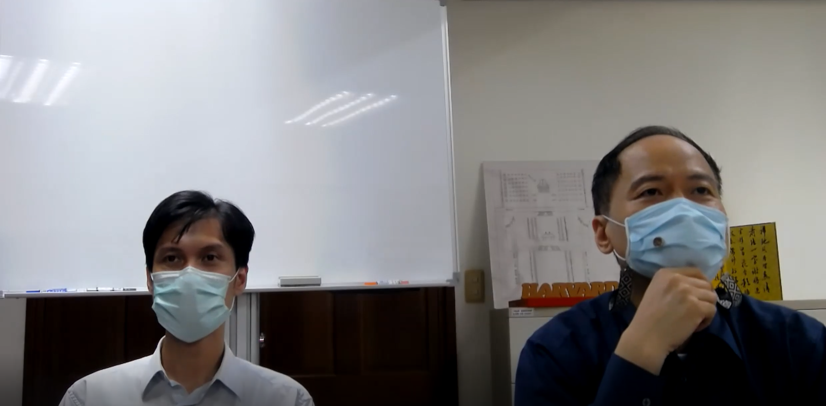 本中心召集人陳熙遠（右）於線上頒獎禮上致詞。