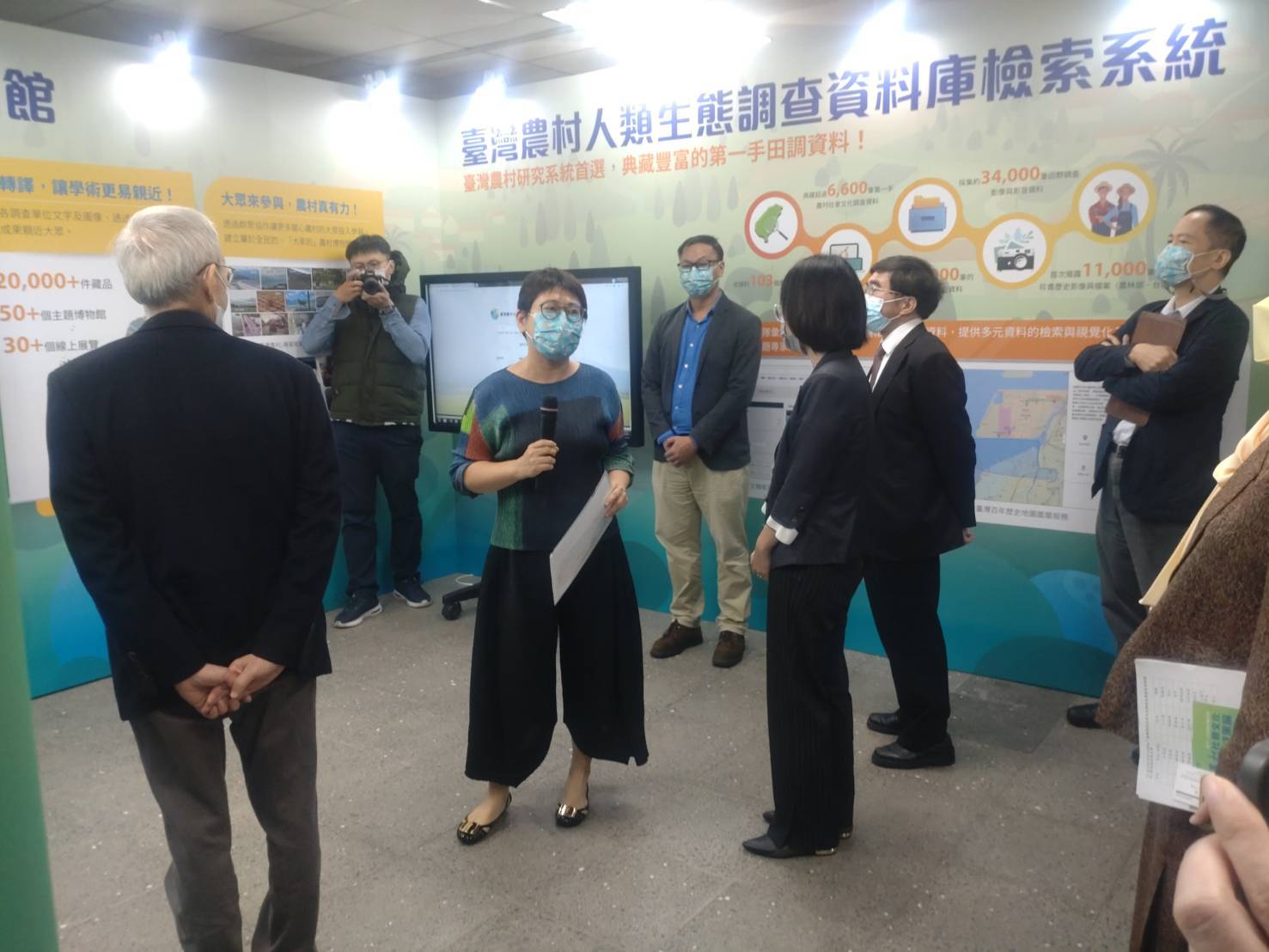 分項計畫三主持人陳淑君代表本中心，向與會嘉賓演示「臺灣農村人類生態調查資料庫檢索系統」、「臺灣農村數位博物館」的主要功能與亮點內容。