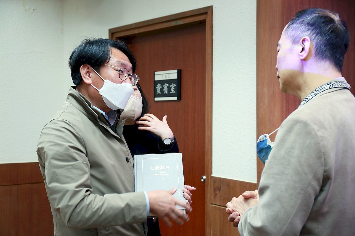 金愚政致贈韓國檀國大學最新出版品《吏讀辭典》予本中心。