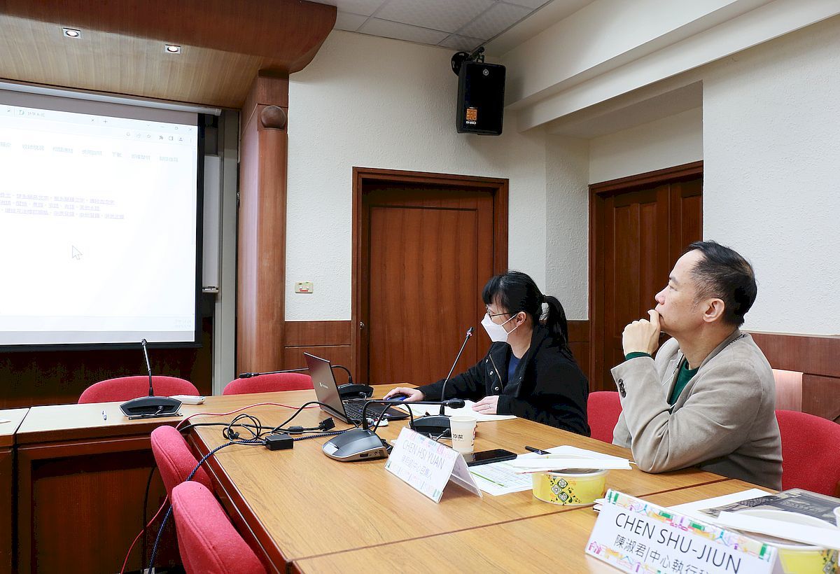 本中心專案經理鄧賢瑛於現場操作，演示「小學堂文字學資料庫」的功能。