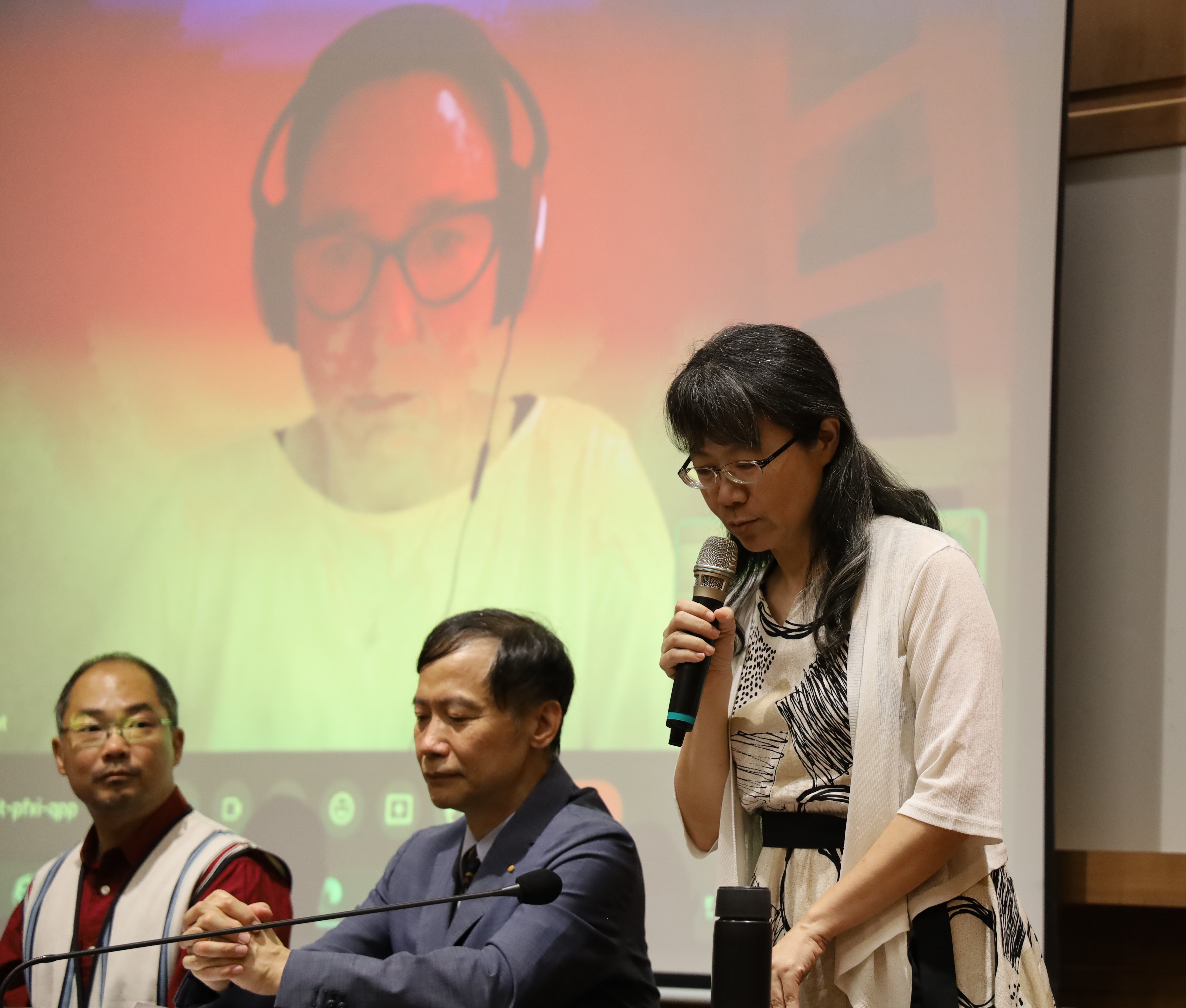 郭佩宜說明中研院民族所博物館與臺灣原住民族進行實體與數位共作展的歷程與意義。