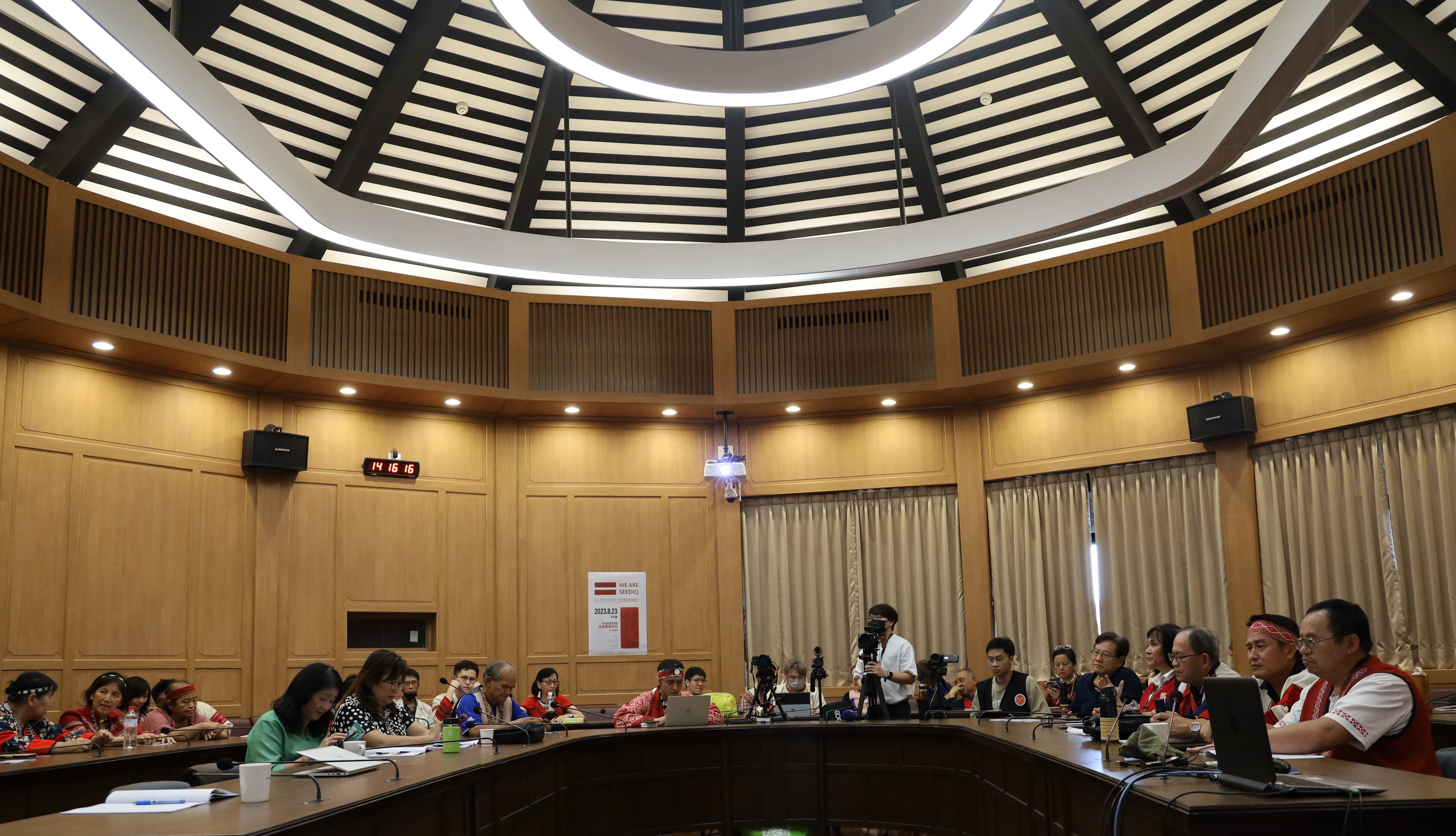 賽德克族人一同見證典藏於瑞典的祖先文物以數位形式首次返鄉展出。