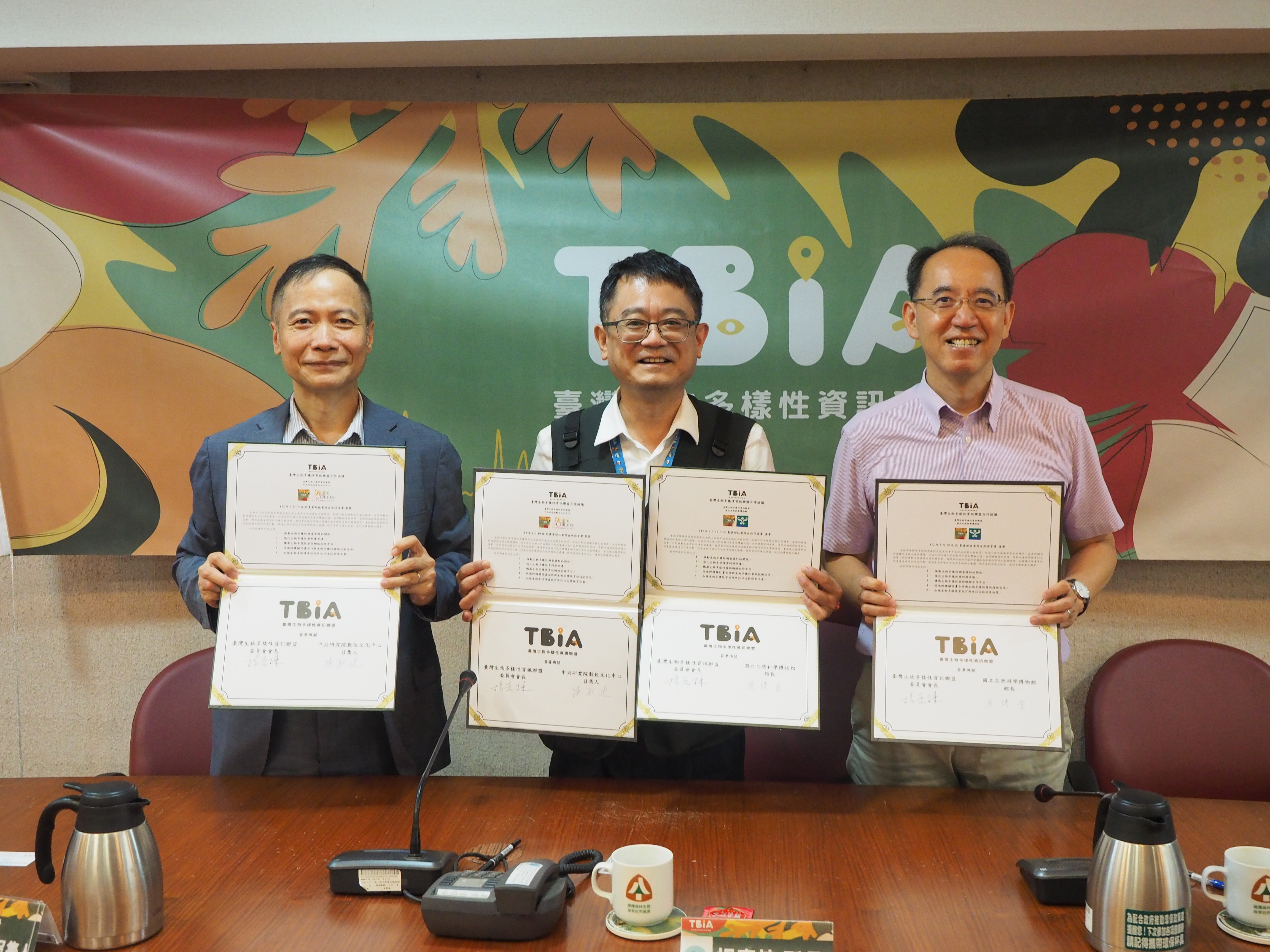 中研院數位文化中心召集人陳熙遠(照片左)簽署備忘錄(MOU)|照片提供：TBIA秘書處，CC BY 4.0