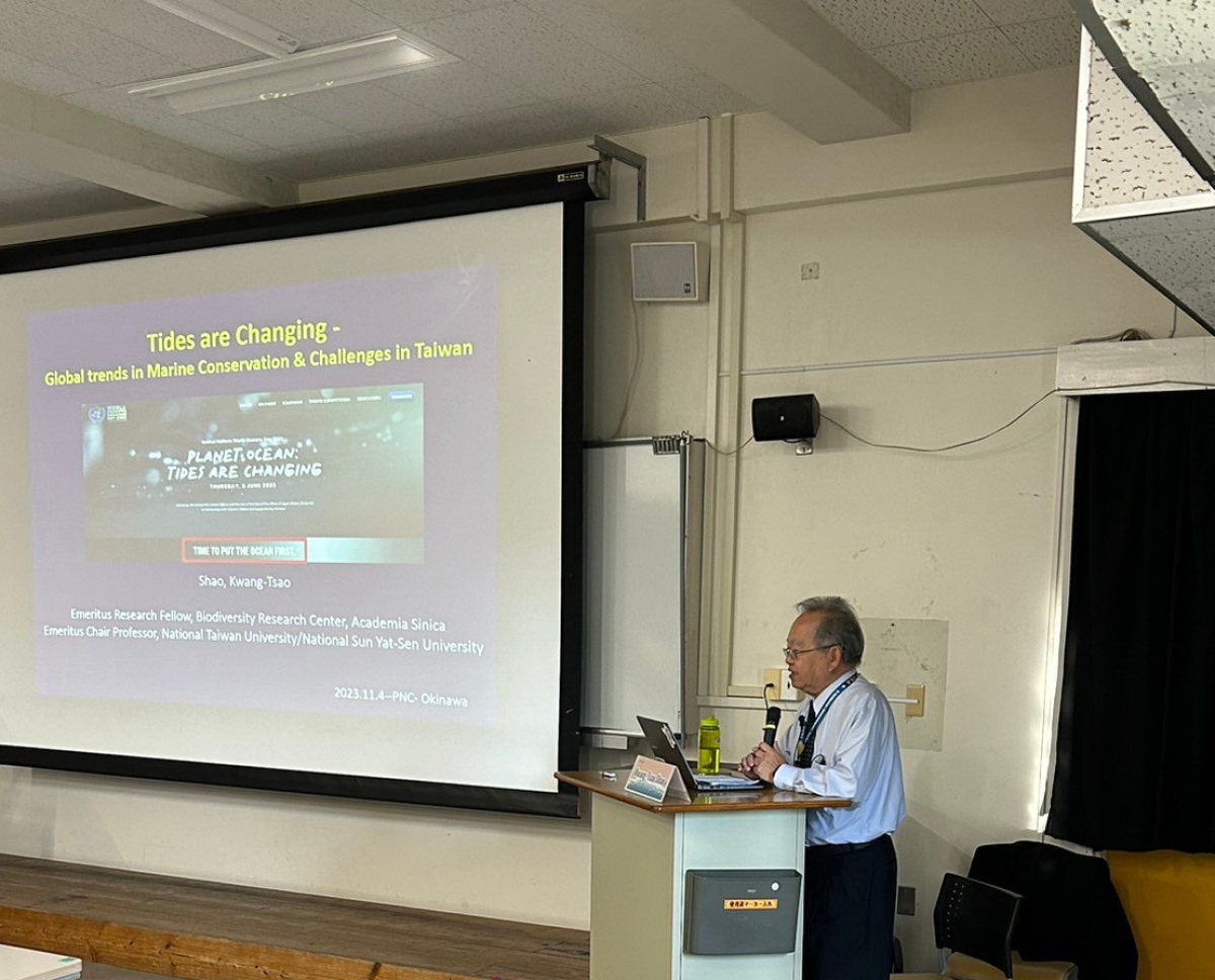中研院生物多樣性研究中心榮譽退休研究員邵廣昭在專題演講分享海洋保育的趨勢。（圖片提供／中央研究院）