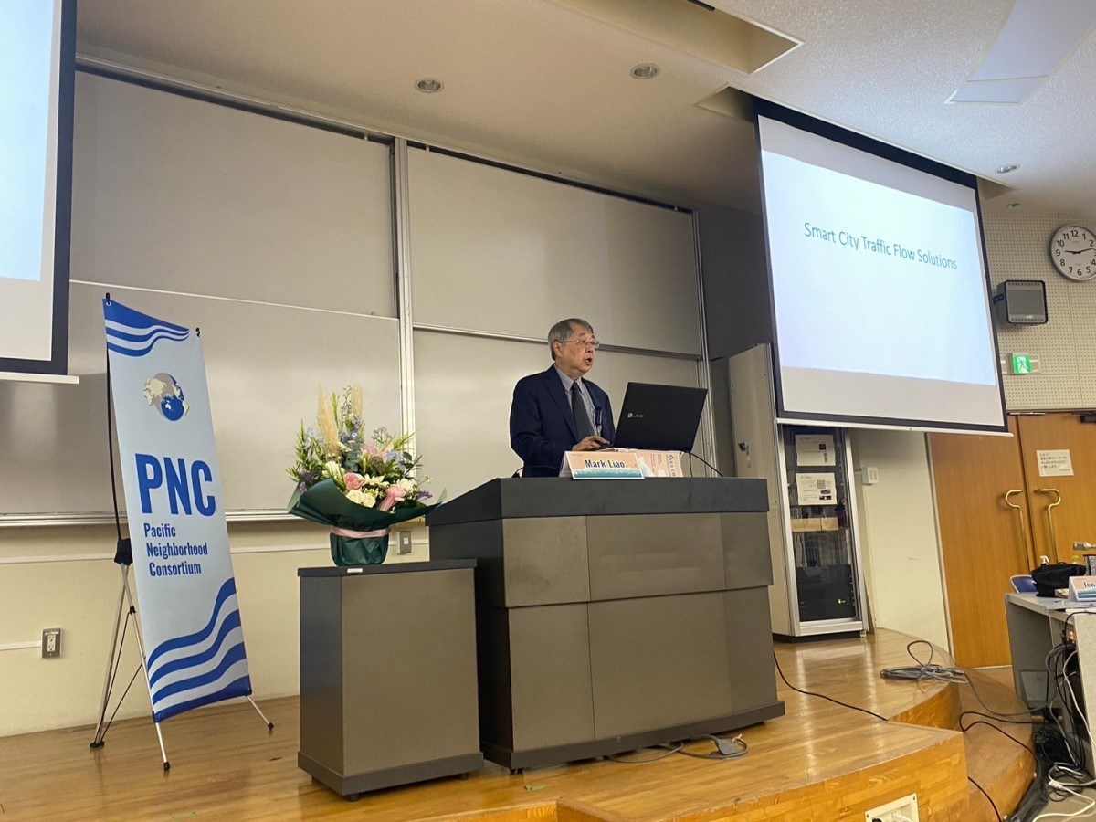 中研院資訊科學研究所特聘研究員廖弘源在專題演講介紹開發AI即時物件偵測模型的歷程。（圖片提供／中央研究院）