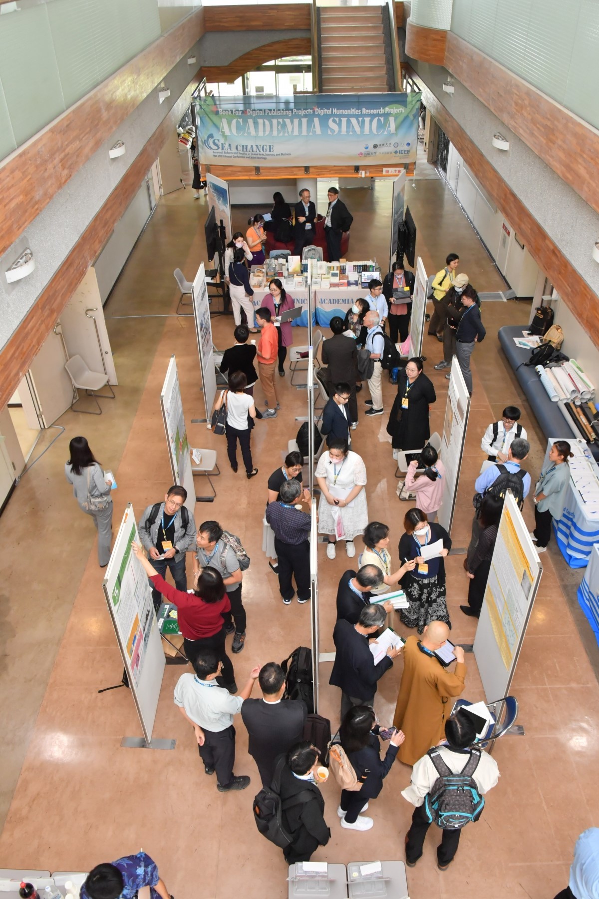 現場設置海報競賽與海報展示專區，呈現資訊科技跨領域運用的最新發展趨勢。（圖片提供／中央研究院）