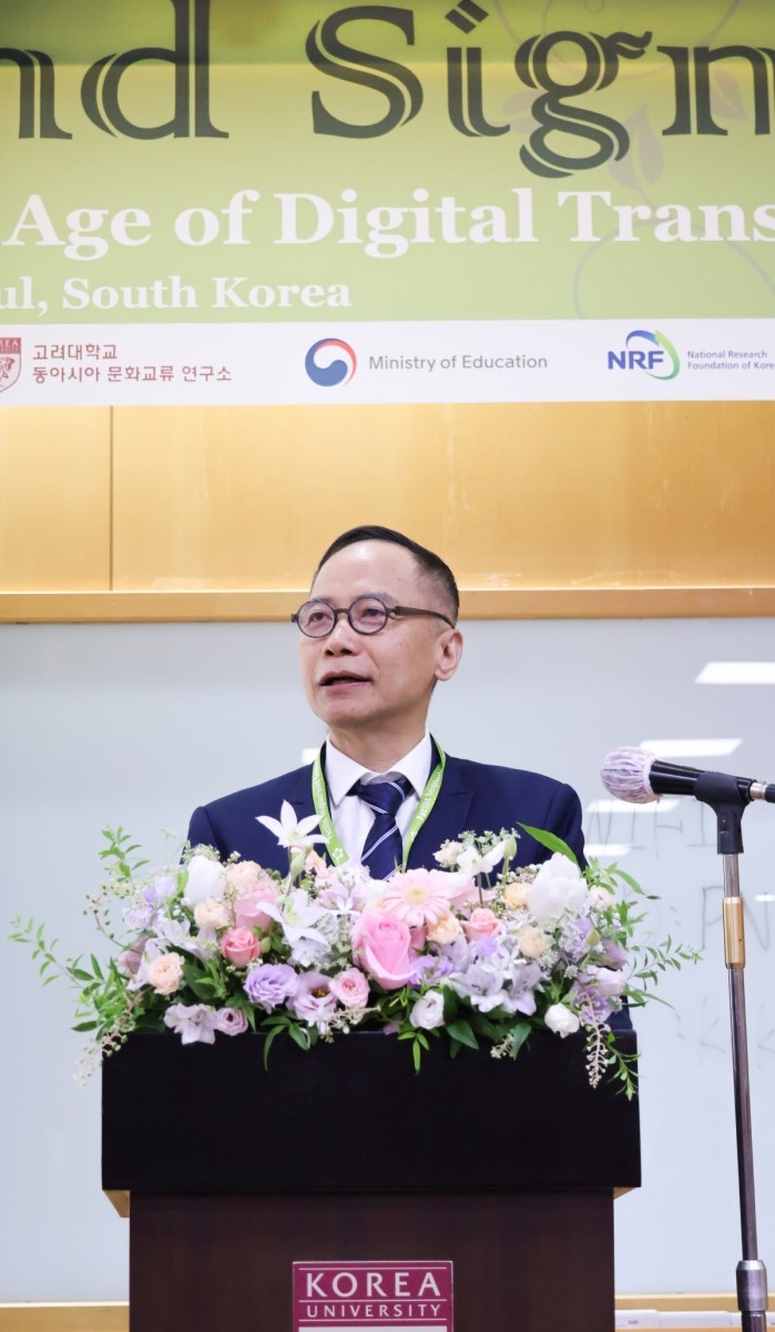  PNC大會執行長暨中研院數位文化中心召集人陳熙遠宣讀PNC大會主席暨中研院副院長黃進興的歡迎詞。