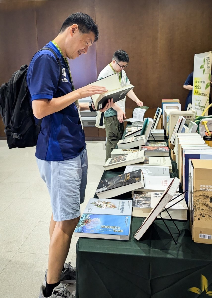 中研院陳列近百冊新近專書，吸引與會者駐足。